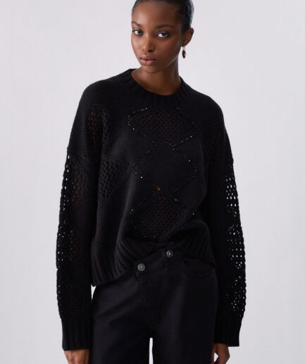 MAGLIA CON PERLINE E TRAFORATURE