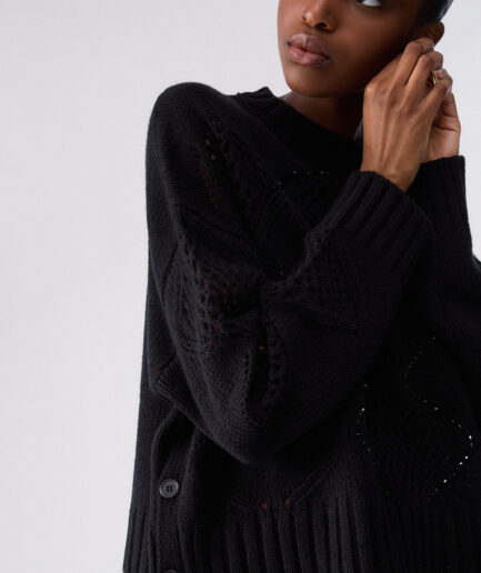 MAGLIA CON PERLINE E TRAFORATURE